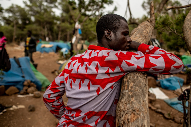 Daniel Etter: Thousands of migrants from sub-Saharan Africa wait on the hill for their chance to cross the three rows of fences towards Melilla and thus making it to the European Union. Spanish authorities recently ramped up security measures and announced that it will spend 2,1 Million Euros to fortify the border between Morocco and Melilla and Ceuta, the other Spanish exclave in the North African country.