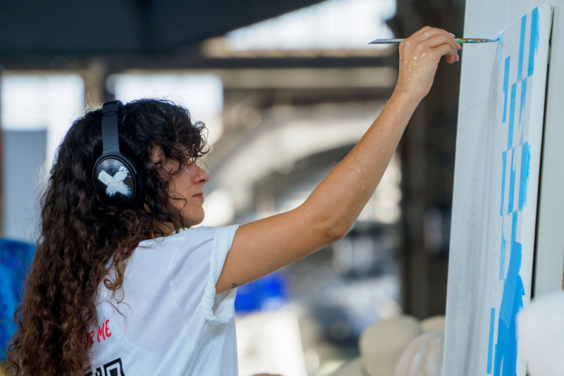 SWISSARTEXPO: Künstlerin bei der Arbeit