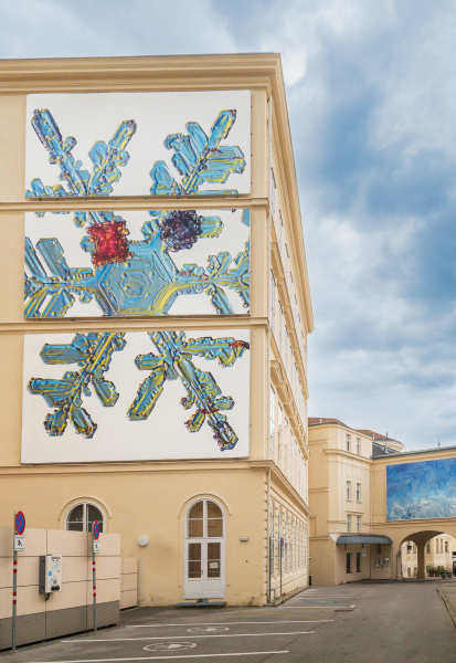 Fassadengroßes Ausstellungsbild
