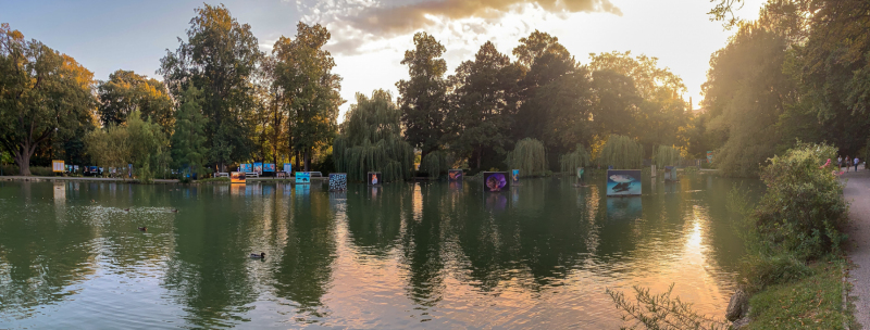 Blick über den See mit Ausstellungsbildern