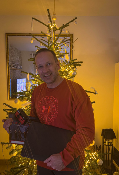 fpc434_Andreas_Kuehnel_Weihnachtswichteln-2024_strahlend-scaled
