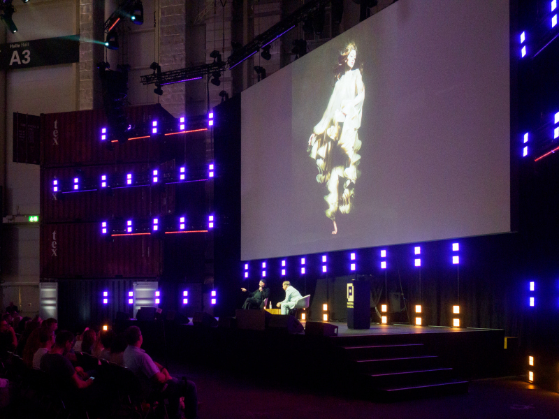 Bild Gigi Hadid, in Iris Van Herpen, New York City, 2019