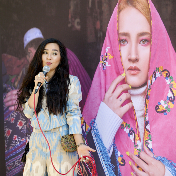 Fatimah Hossaini vor dem Bild ihrer Schwester Sima