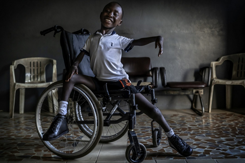 Ivan, an 8-year-old disabled boy, dances happily in his wheelchair before receiving his new orthosis at the Don Orione Center in Bonoua, his new home of safety, where he receives specialized and personalized care to try to improve his quality of life.
Children with disabilities (especially girls) are at high risk of physical, emotional, abandonment and sexual abuse. Their communities believe that their disabilities are a divine punishment, the result of their parents' sins, an act of the devil, or that the child is a sorcerer. These minors are considered "supernatural", "strangers" or "demons". In some areas of Africa, children with cerebral palsy are known as "snakes", as they lie on the ground. These kids are drowned in the river in rituals "so that the snake will go away".
Meanwhile, here at Don Orione Center, a group of children spend their long days of rehabilitation after complicated surgeries, anxiously awaiting their new orthopedic devices that will finally allow them to leave the "floor" and manage on their own without problems. A long-awaited starting line for the great race to a new life full of peace and hope...