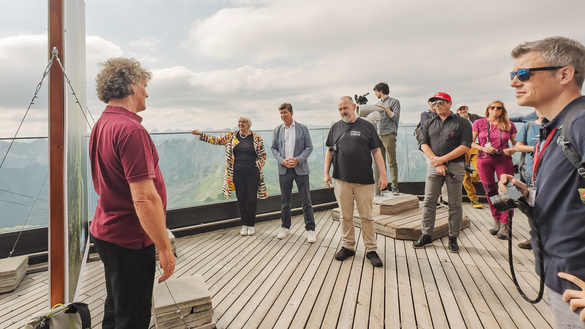 Eröffnung der Ausstellung "Wasser der Alpen" auf dem Nebelhorn durch Bernd Ritschel (hier mit Claudia Roth, Klaus King und Christian Popkes)