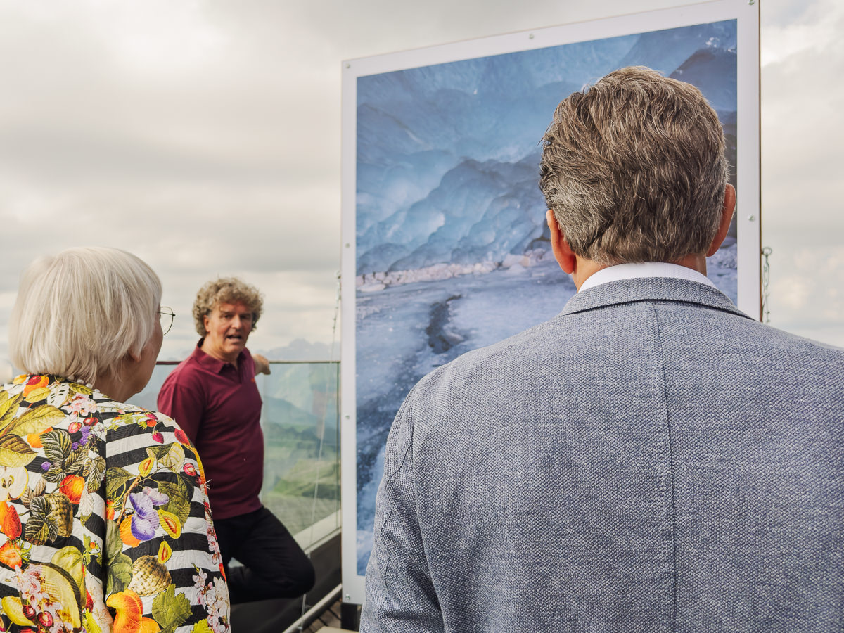 Eröffnung der Ausstellung auf dem Nebelhorn durch Bernd Ritschel (hier mit Claudia Roth und Klaus King)