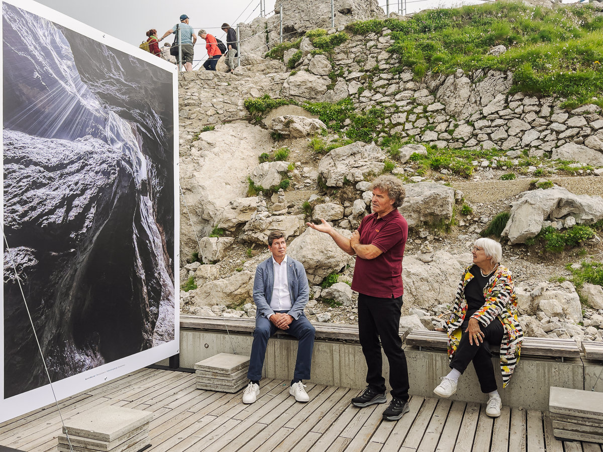 Eröffnung der Ausstellung auf dem Nebelhorn durch Bernd Ritschel (hier mit Claudia Roth und Klaus King)