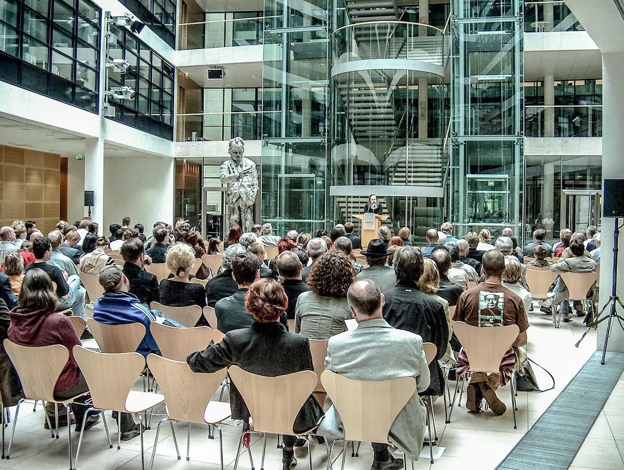 Erster DOCMA-Award 2003: Doc Baumann spricht bei der Vernissage im Willy-Brand-Haus in Berlin