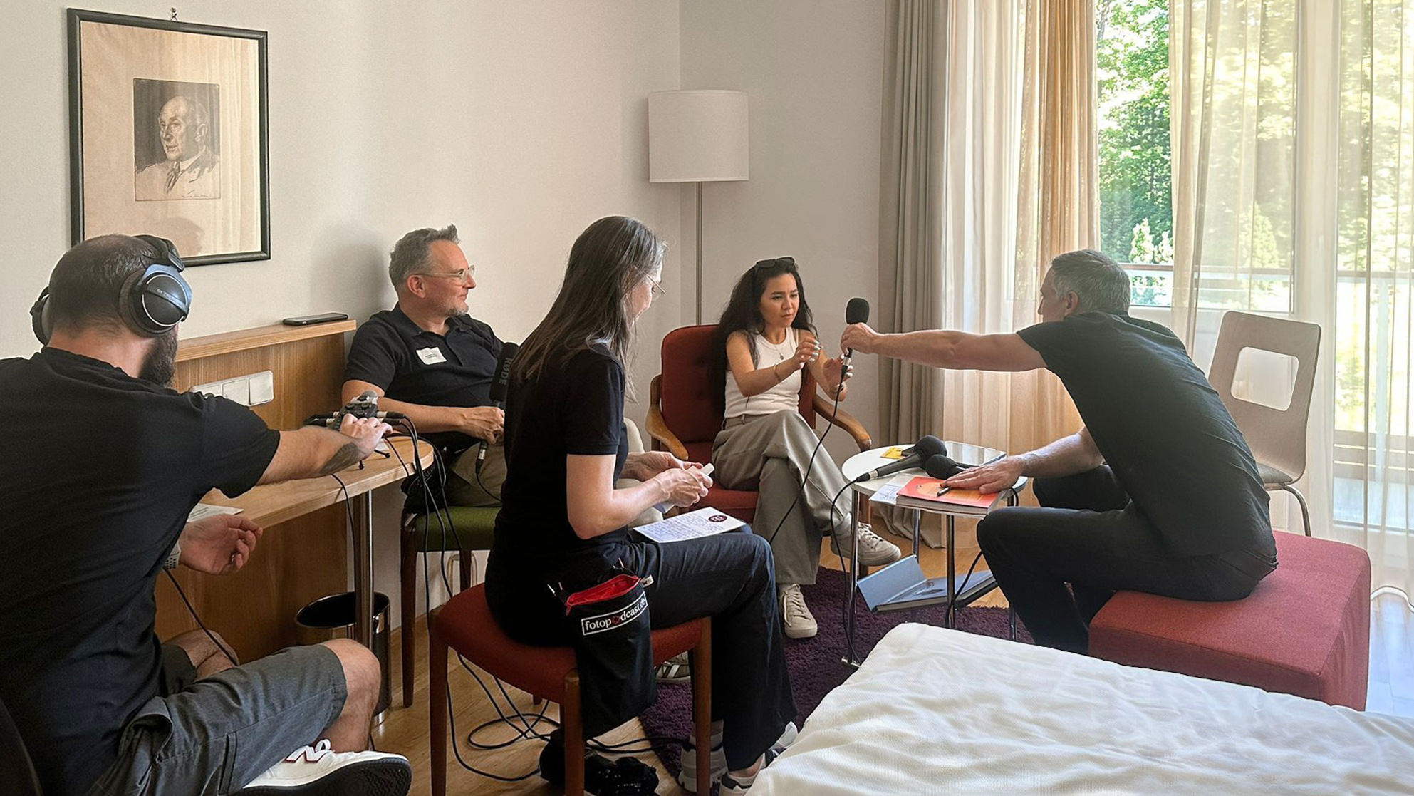 Interview mit Fatimah Hossaini im Hotel At The Park in Baden bei Wien, v.l.n.r. Thomas B. Jones, Thomas Pöhler, Ulrike Schumann, Fatimah Hossaini, Kai Behrmann