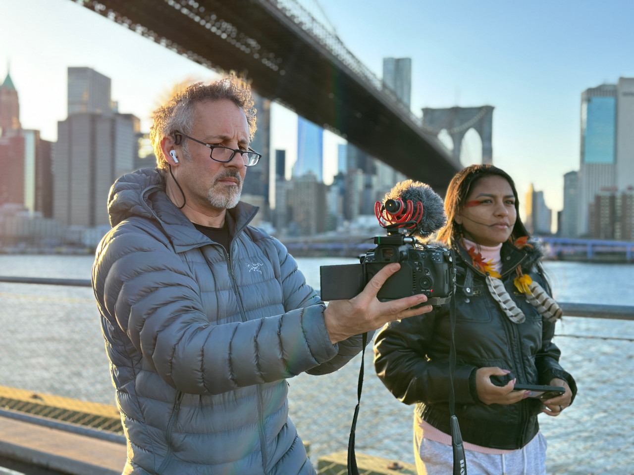 FPC491 - Im Gespräch mit Filmemacher und Regisseur Richard Ladkani, seine Arbeiten und die Zeit mit Jane Goodall 19 Fotopodcast YANUNI Juma Xipaia with Richard Ladkani in NYC Copyright MalaikaPictures