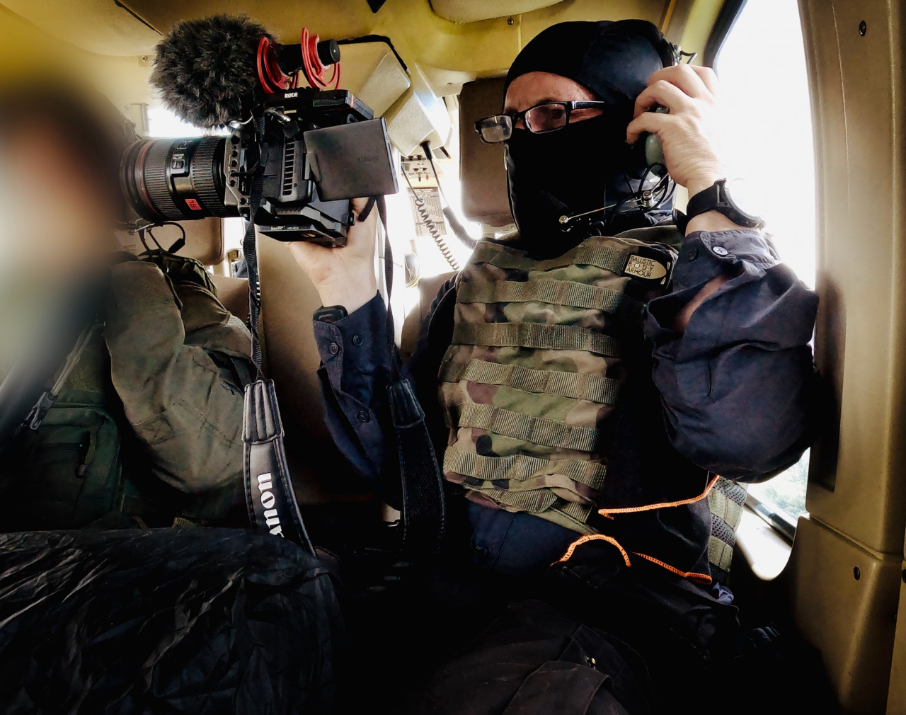 FPC491 - Im Gespräch mit Filmemacher und Regisseur Richard Ladkani, seine Arbeiten und die Zeit mit Jane Goodall 24 Fotopodcast YANUNI Richard Ladkani Undercover in Helicopter Copyright MalaikaPictures