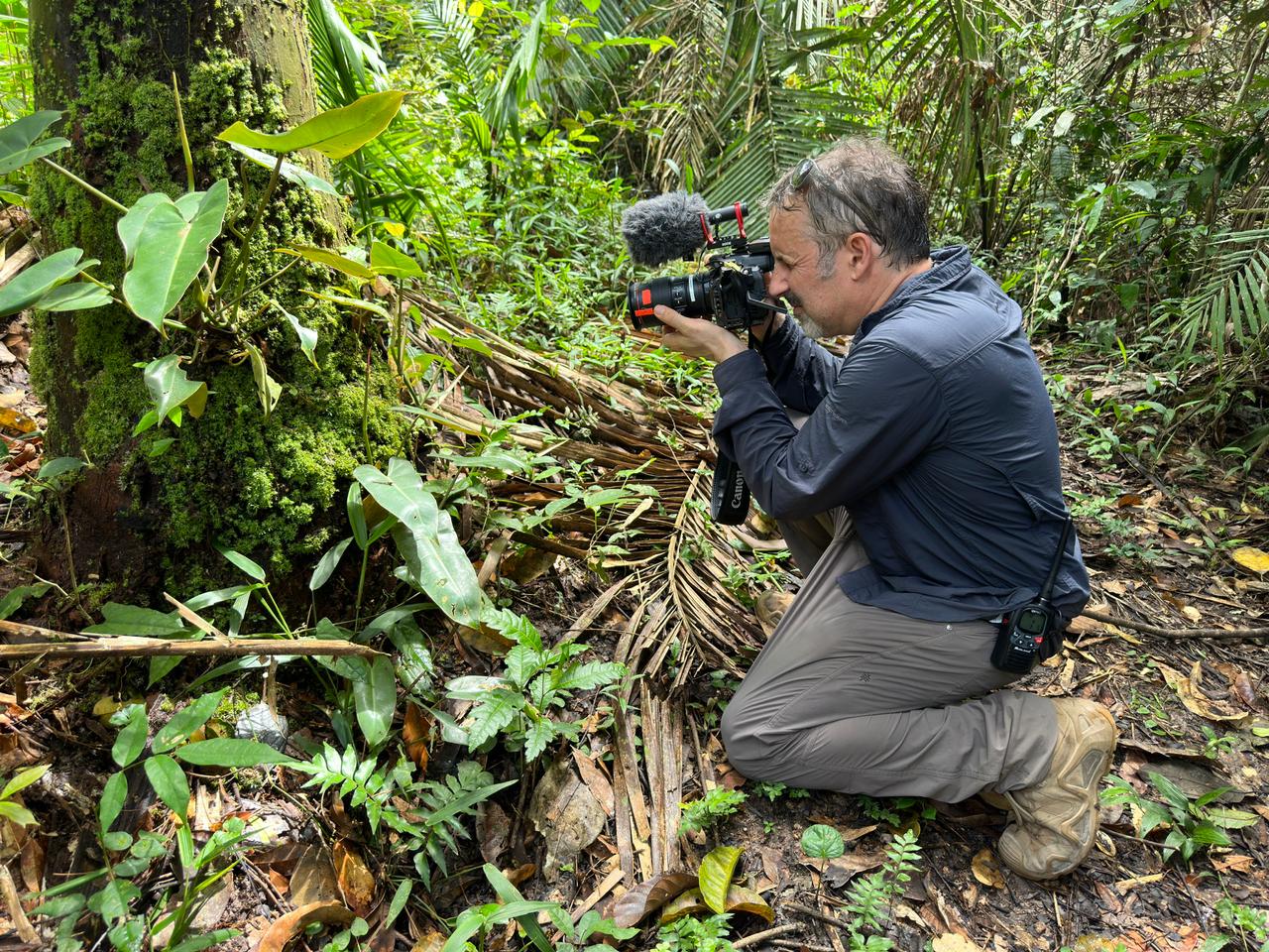 FPC491 - Im Gespräch mit Filmemacher und Regisseur Richard Ladkani, seine Arbeiten und die Zeit mit Jane Goodall 17 Fotopodcast YANUNI Richard Ladkani filming Insects Copyright MalaikaPictures