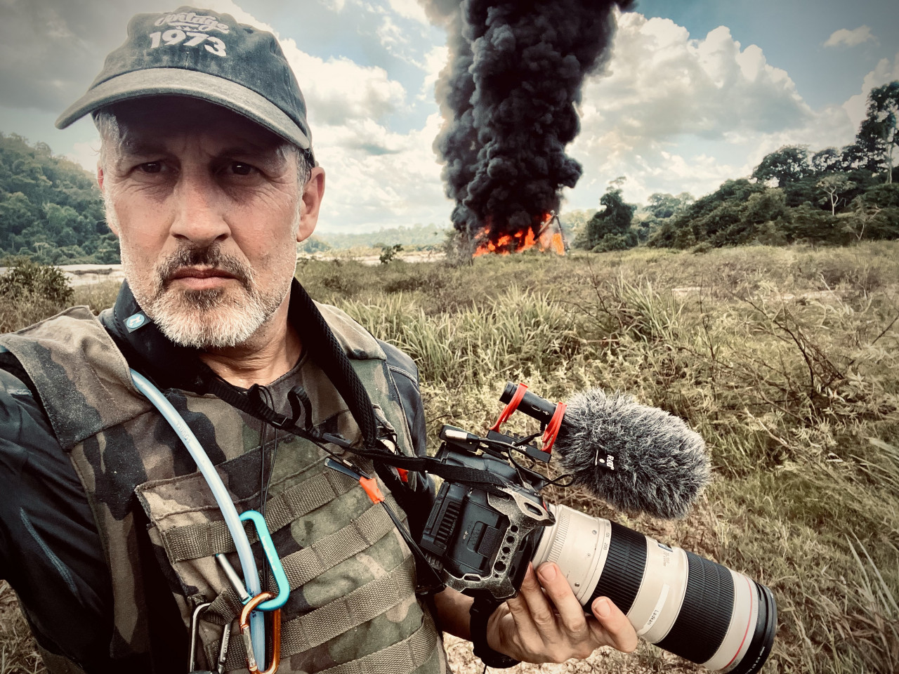 FPC491 - Im Gespräch mit Filmemacher und Regisseur Richard Ladkani, seine Arbeiten und die Zeit mit Jane Goodall 28 Fotopodcast YANUNI Richard Ladkani in front of burning Gold Dredger 2 Copyright MalaikaPictures