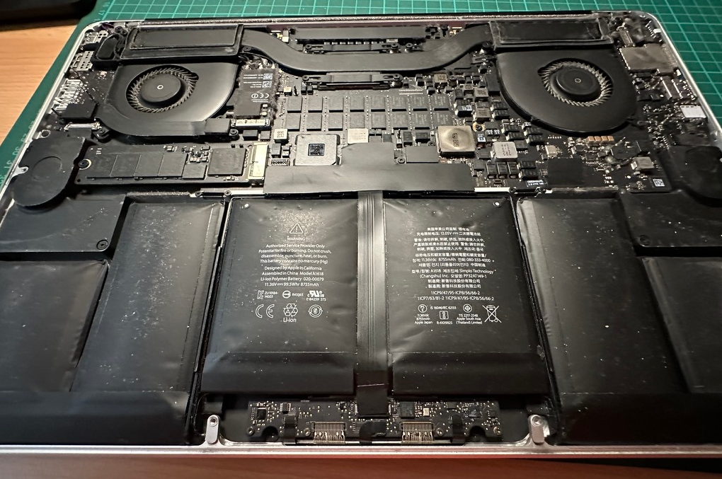 MacBook Pro mit aufgeblähten Batterien